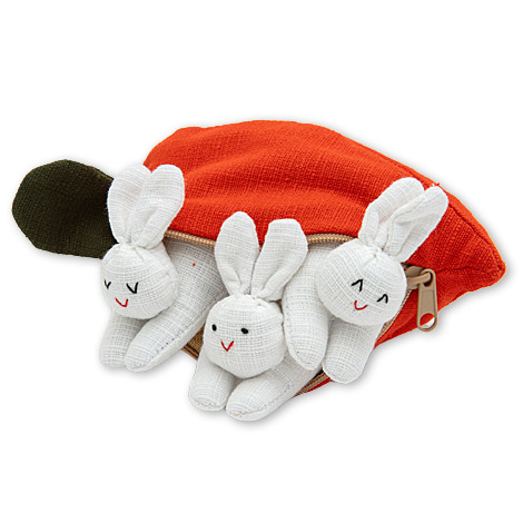 Peluche de zanahoria y conejitos